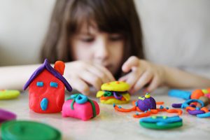 Child during a session of occupational therapy. 